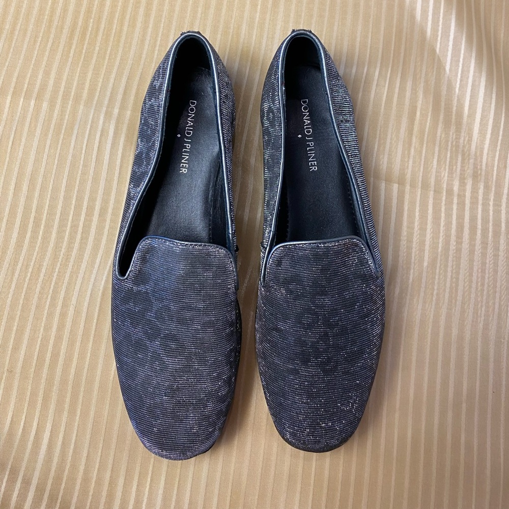 New DONALD J PLINER men shoes, silver grey color. Size 9